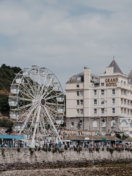 free-photo-of-ferris-wheel-and-grand-hotel-in-llandudno